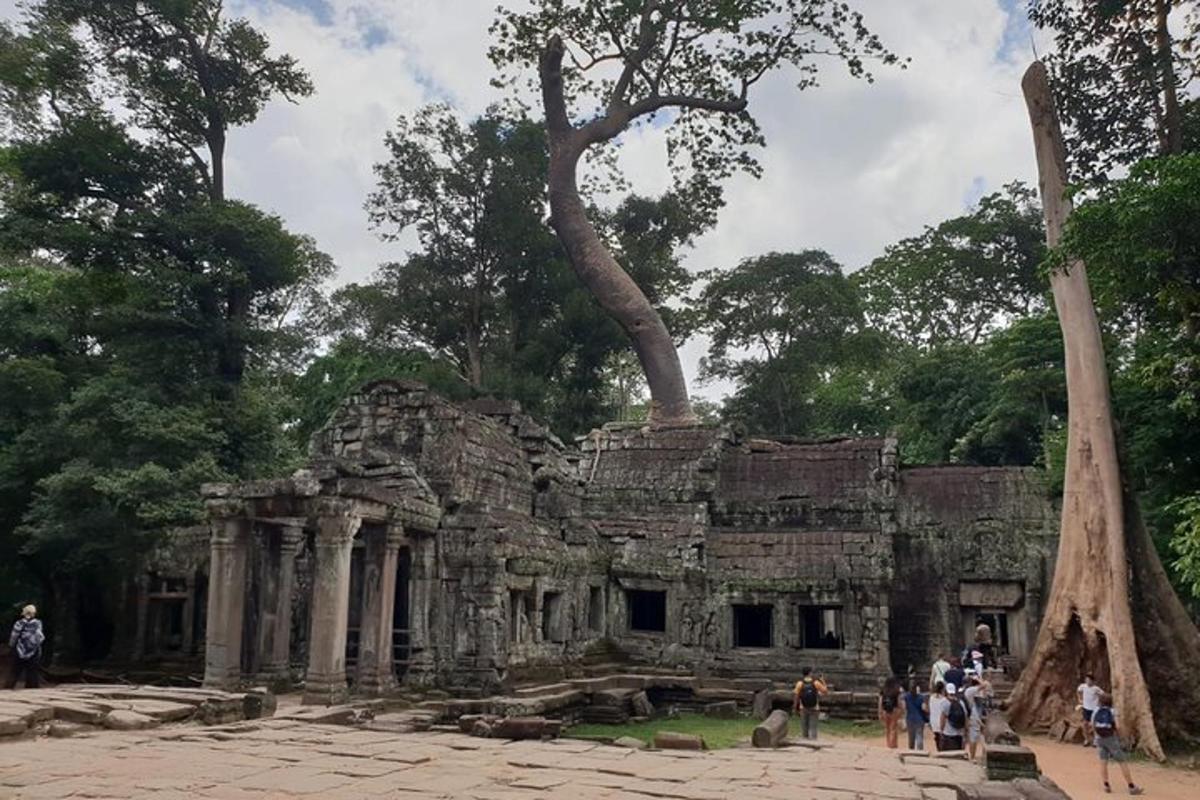 sekumpulan orang berdiri di hadapan kuil