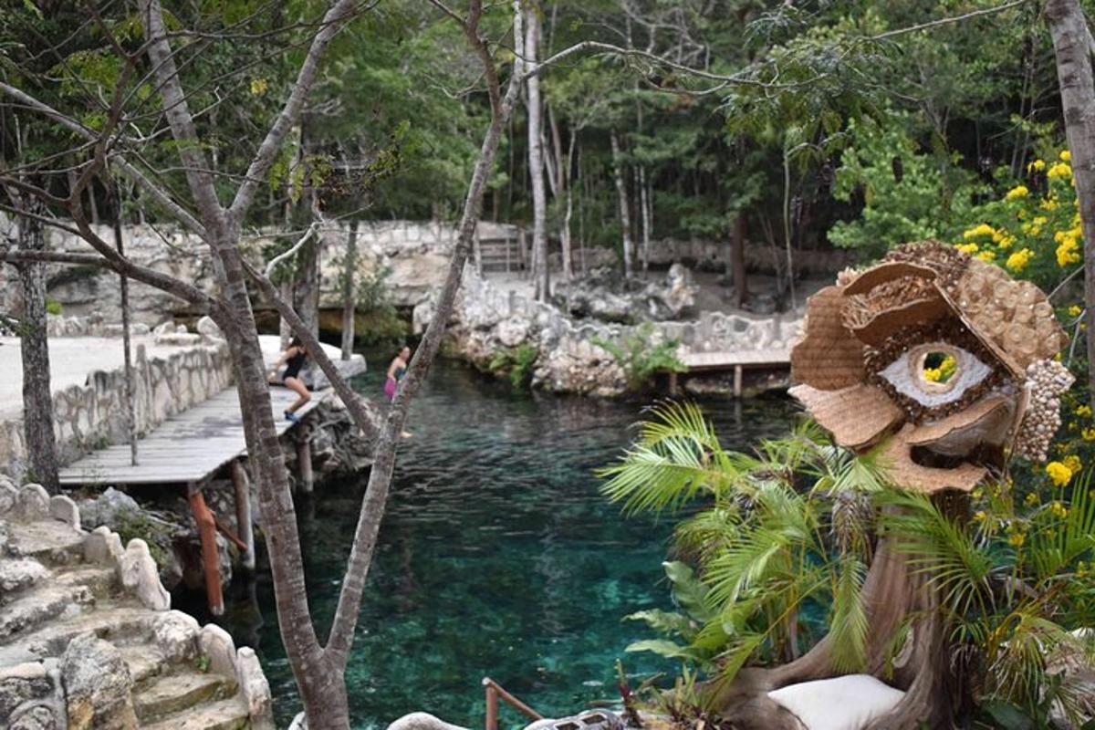 uma piscina de água em um parque com pessoas em um cais