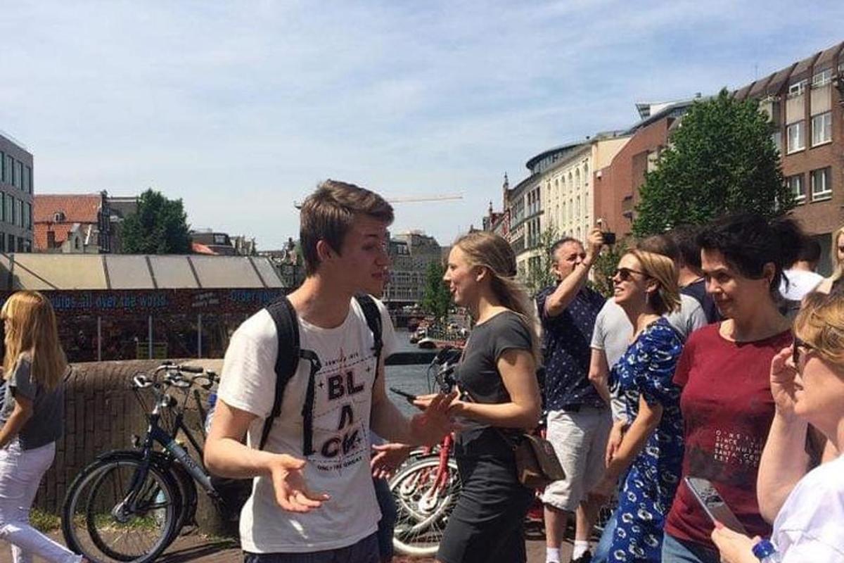 skupina lidí stojících na městské ulici