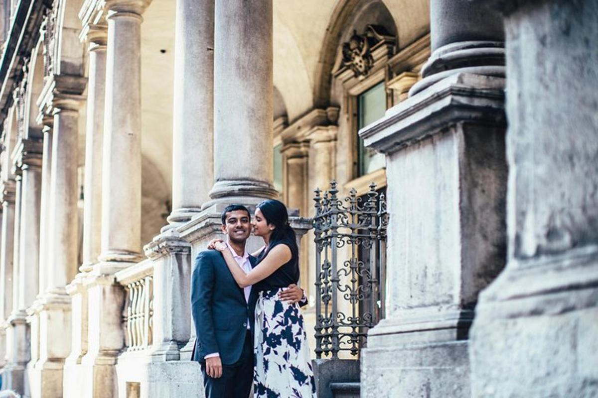 una núvia i un nuvi drets davant d'un edifici