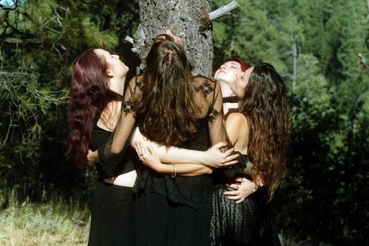 un gruppo di ragazze in piedi attorno a un albero