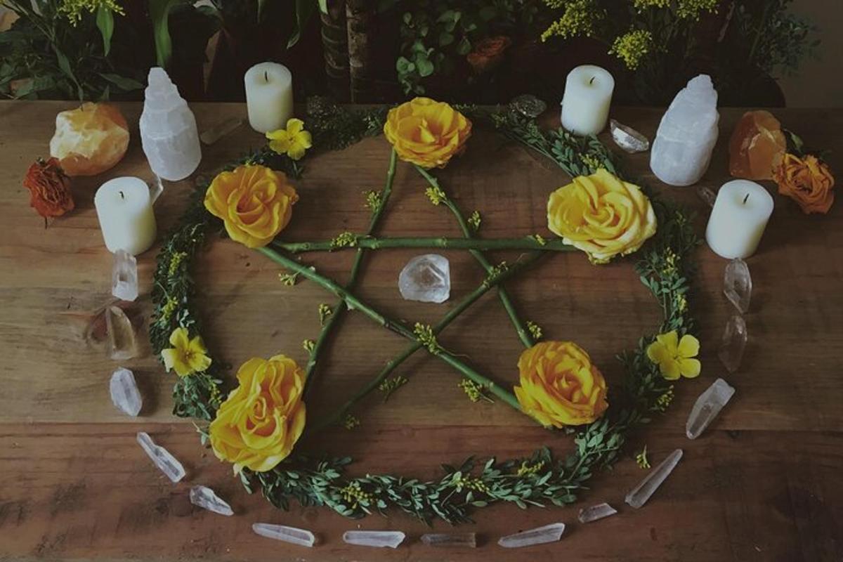 una torta a forma di cuore con fiori su un tavolo di legno