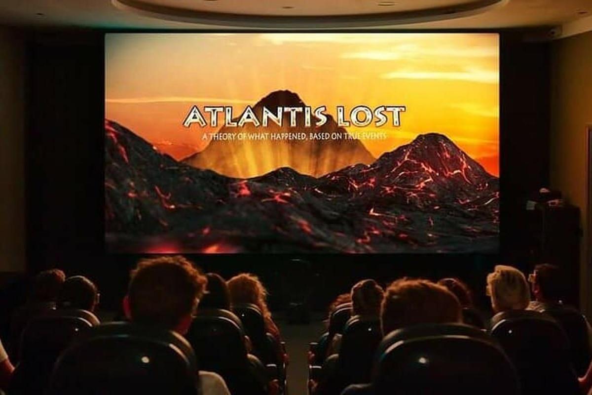 množica ljudi v kinu, ki gleda film