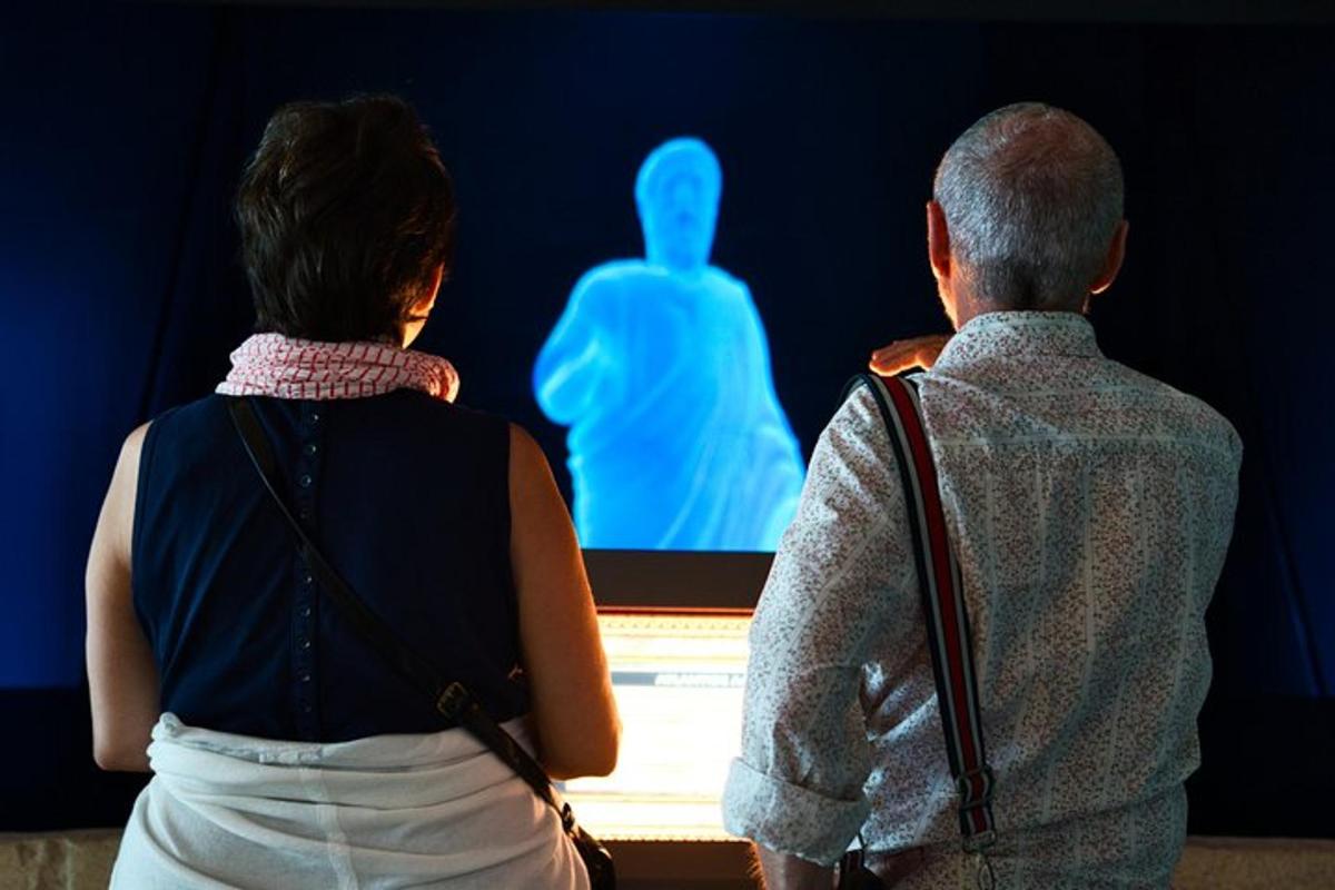 dvaja ľudia si prezerajú expozíciu v múzeu