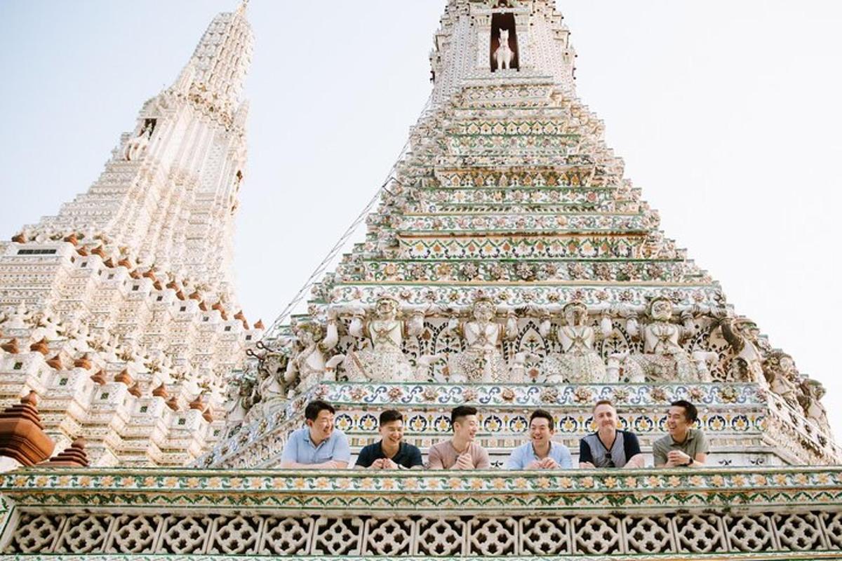 skupina lidí stojící před pyramidou