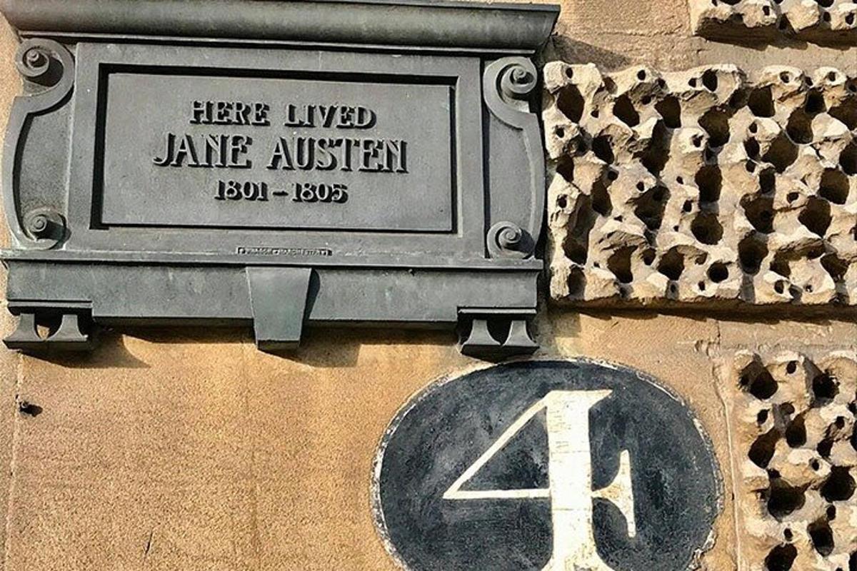 un cartello stradale sul lato di un edificio