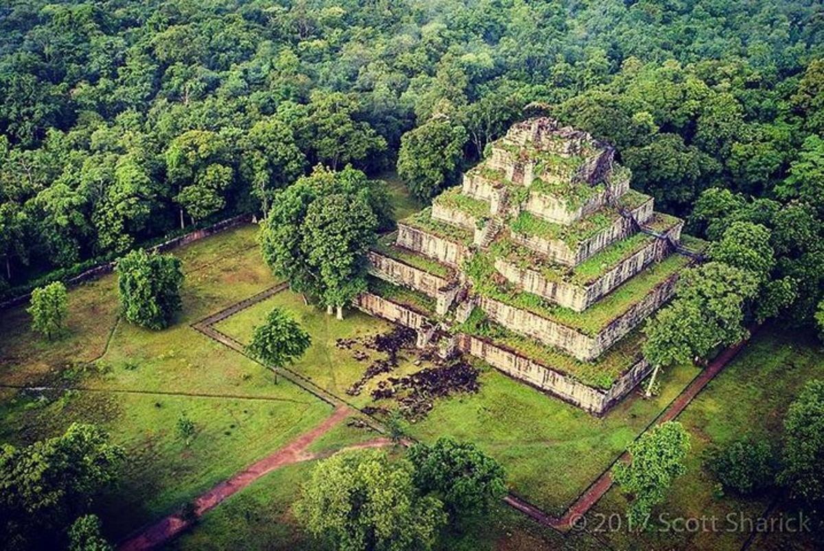 pemandangan dari udara bangunan besar di padang
