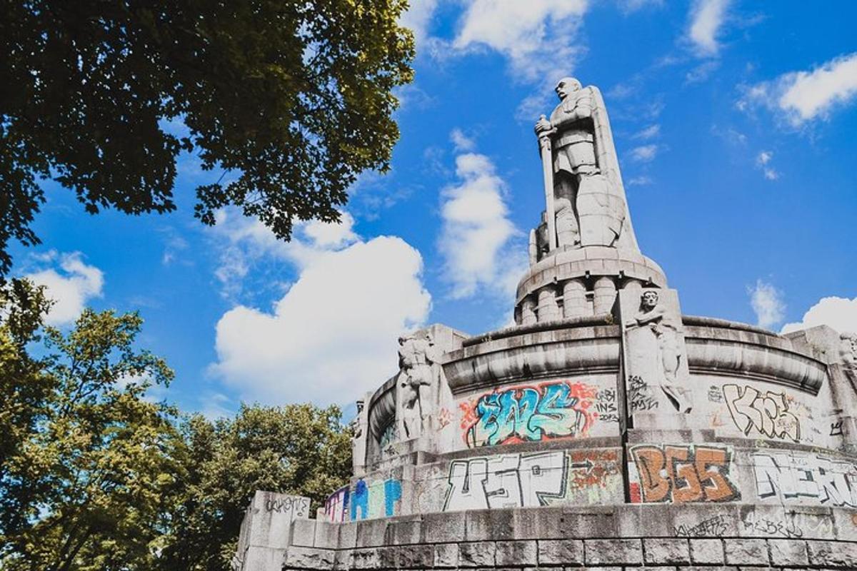 et monument med graffiti på siden av det