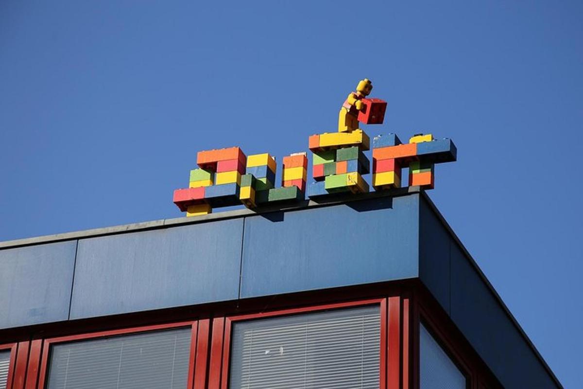 et legoskilt på toppen av en bygning