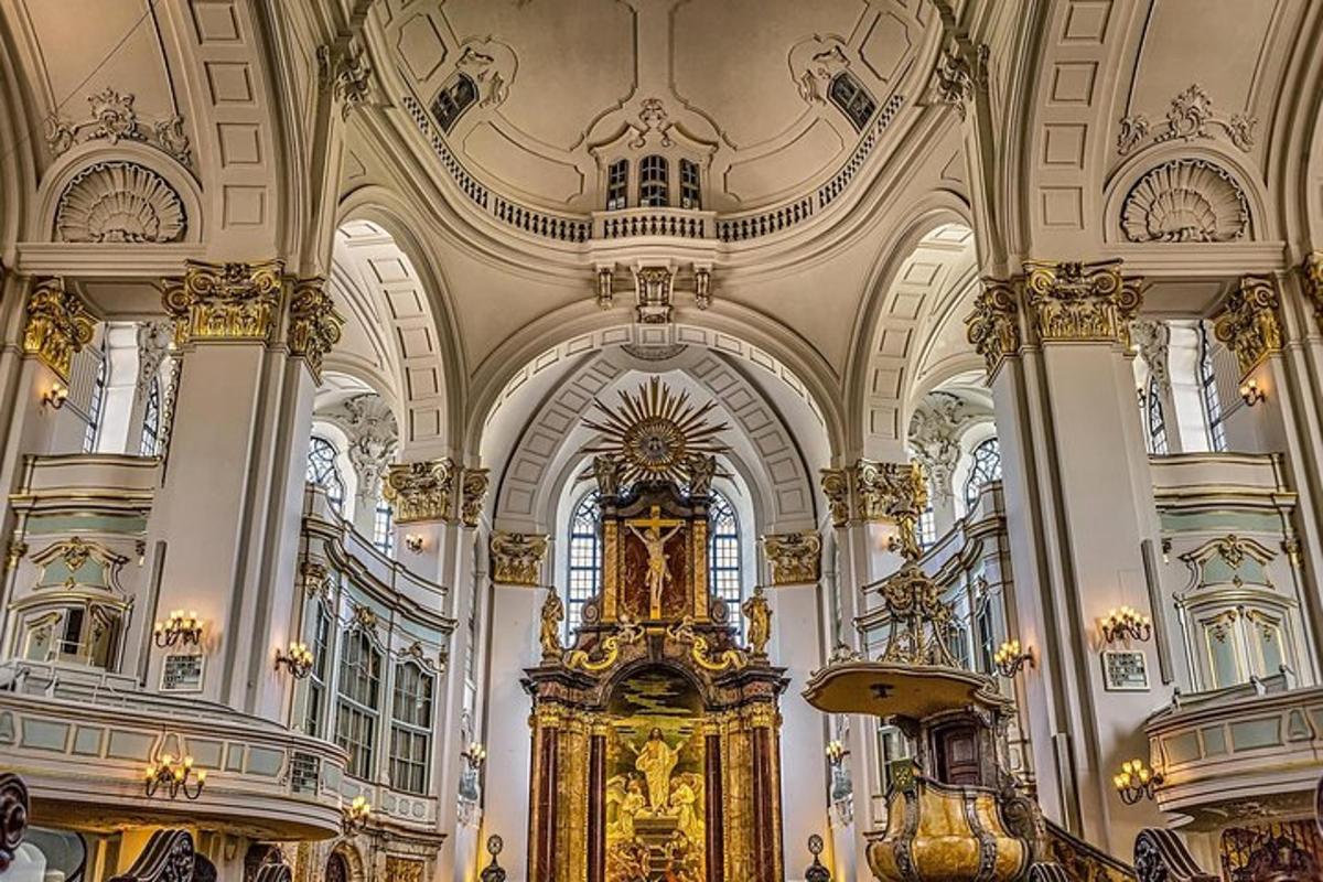 en stor kirke med et stort alter i seg