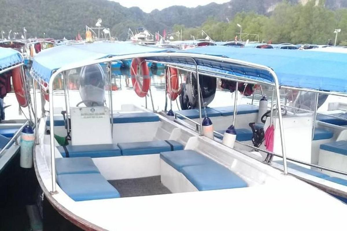 una barca con sedili blu in un molo