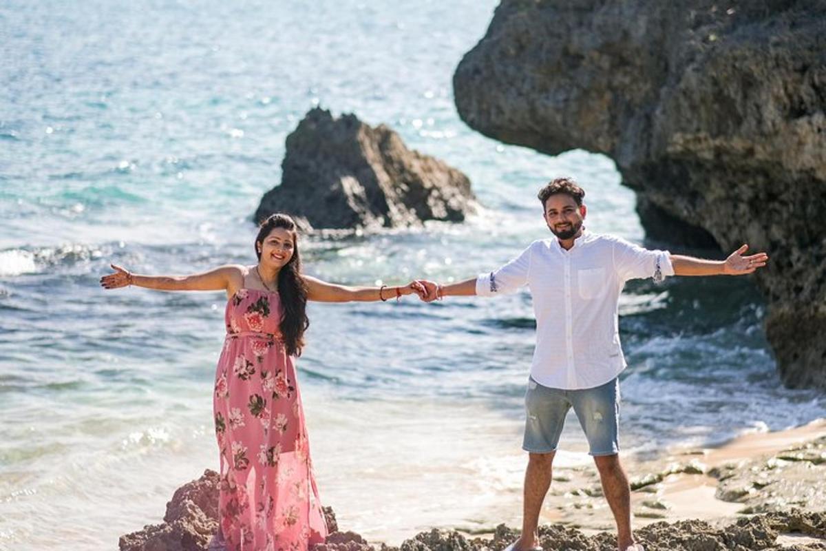 ein Mann und eine Frau stehen am Strand