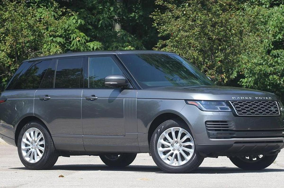 주차장에 주차된 회색 SUV