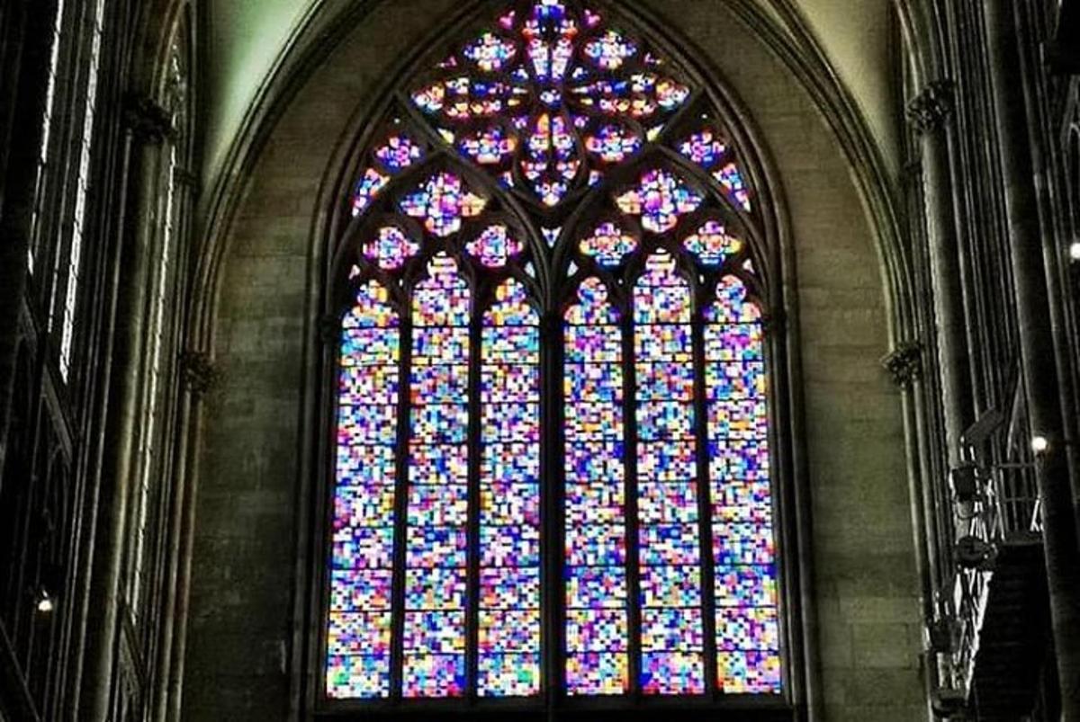una grande vetrata in una cattedrale