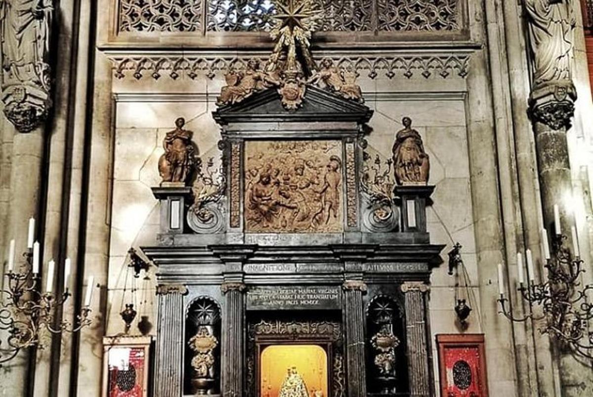una chiesa con un altare con un quadro sul muro