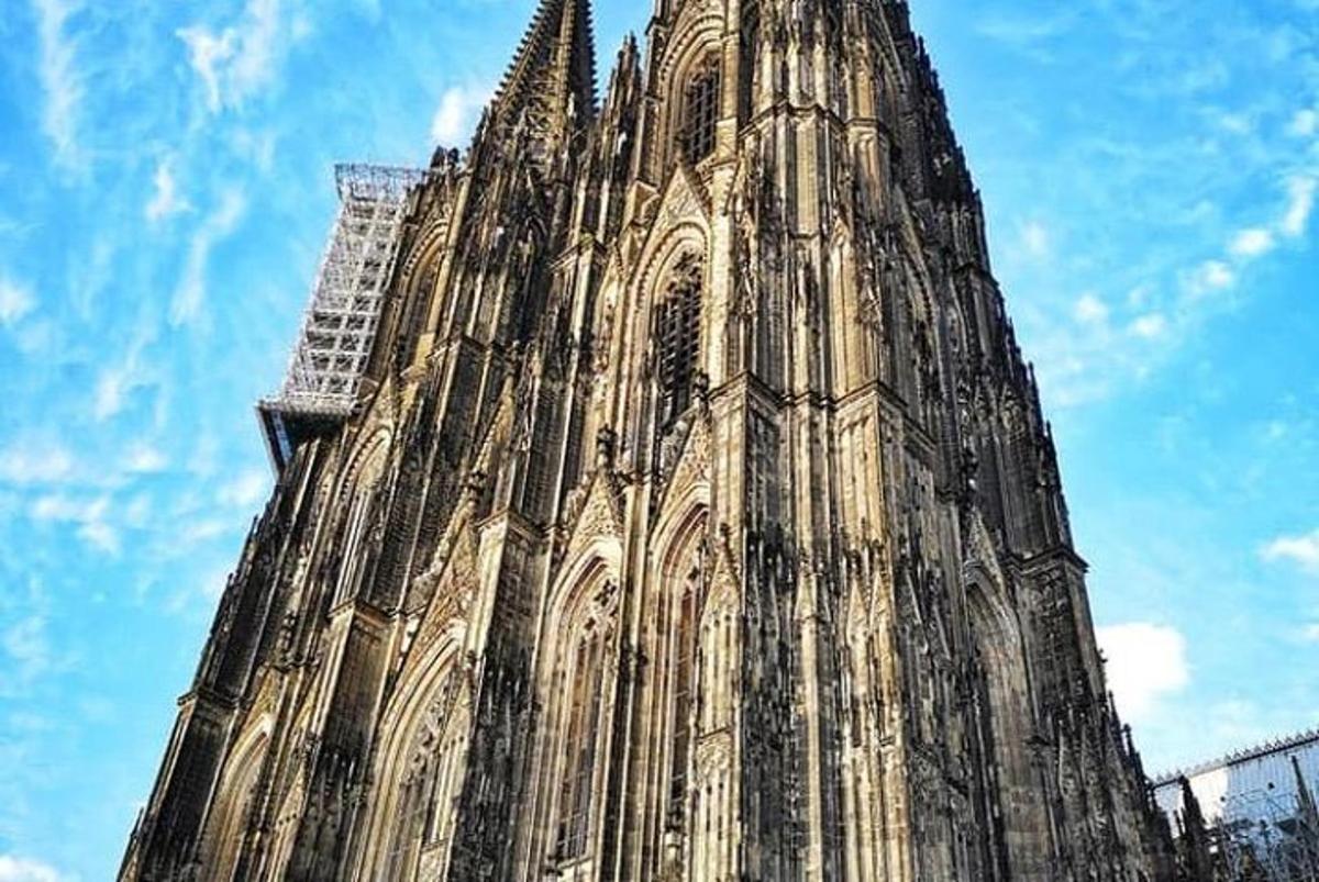 una grande torre di una cattedrale con un cielo azzurro