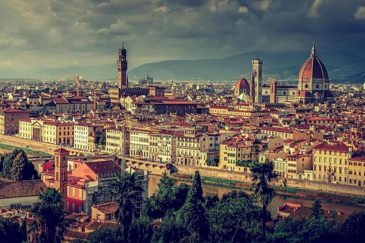 uma vista de uma grande cidade com edifícios
