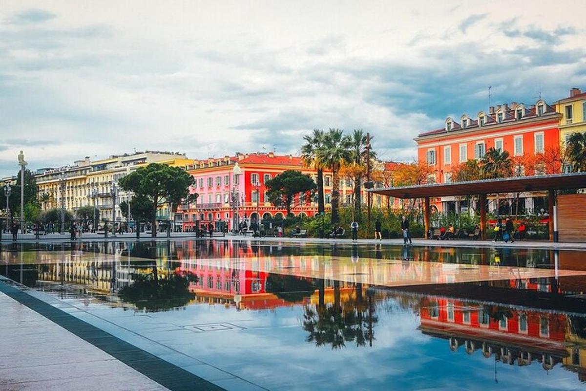 μια πόλη με κτίρια και μια αντανάκλαση στο νερό