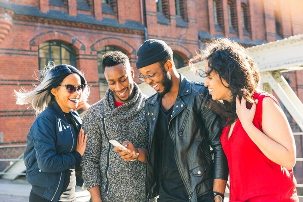 un grup de persones mirant un telèfon mòbil