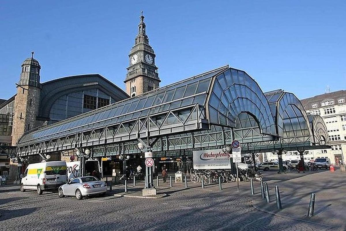 un grande edificio con una torre dell'orologio in cima