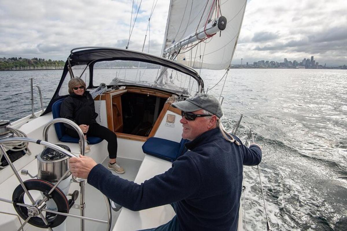 dos personas en un velero en el agua