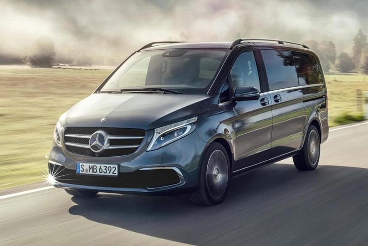 mööda teed sõitev Mercedes-Benzi kaubik