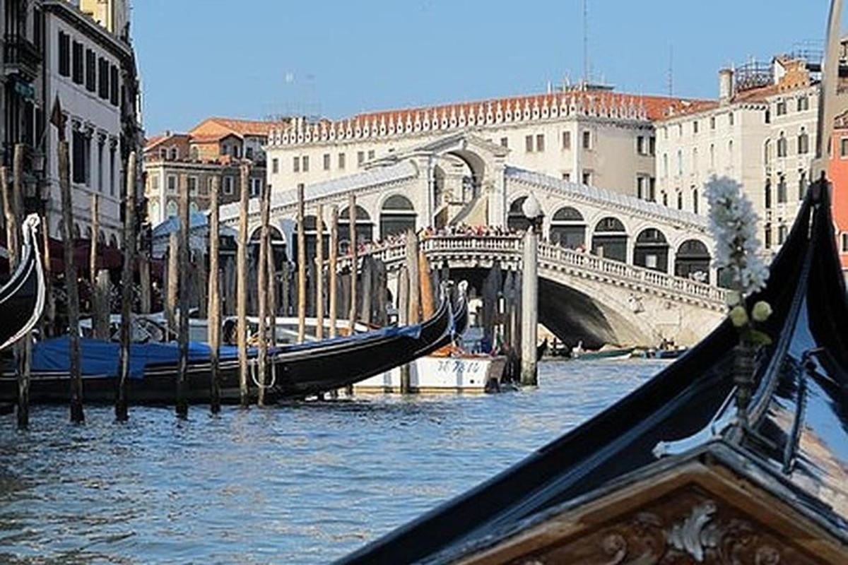 gondola vo vode s mostom a budovami