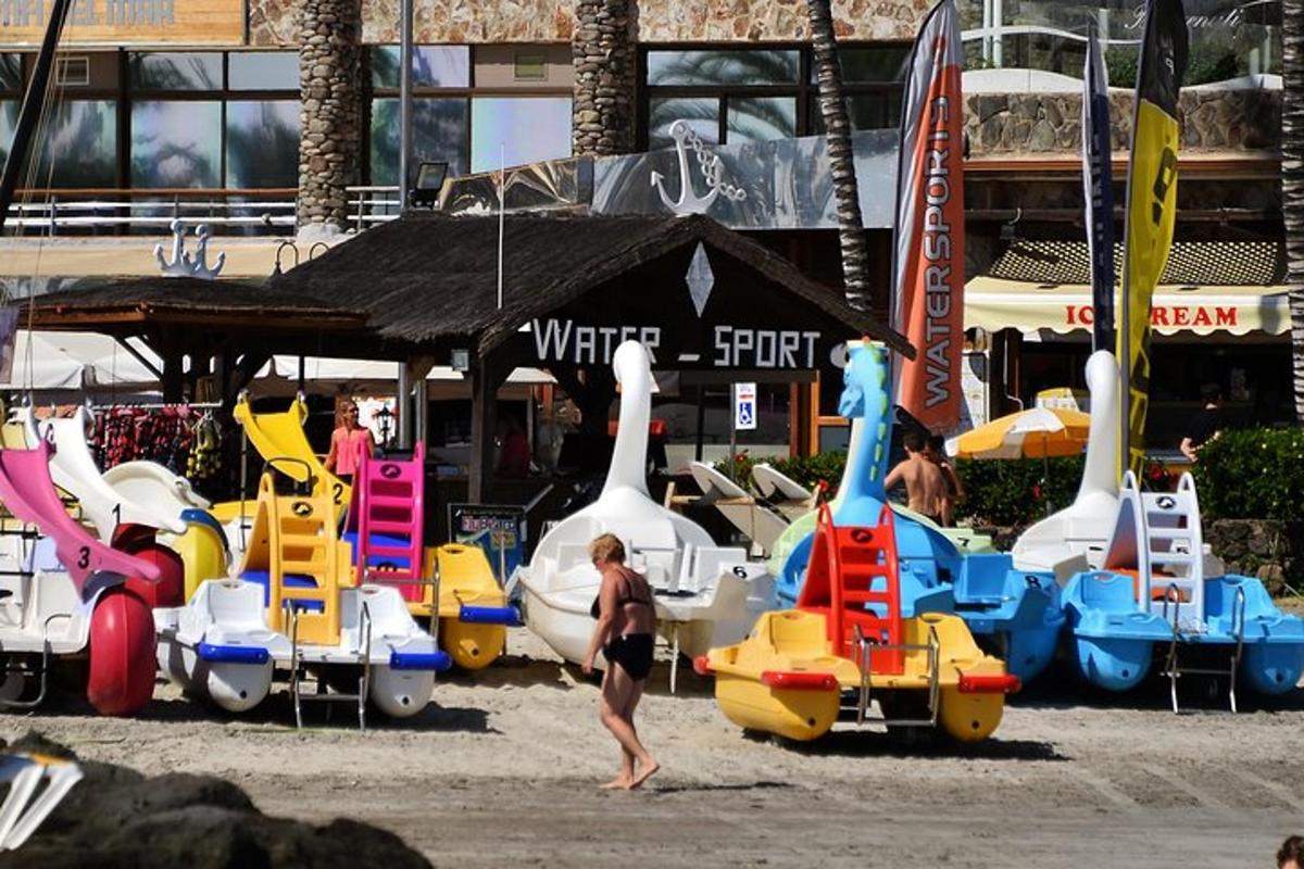 un grup d'equipaments de joc a la platja