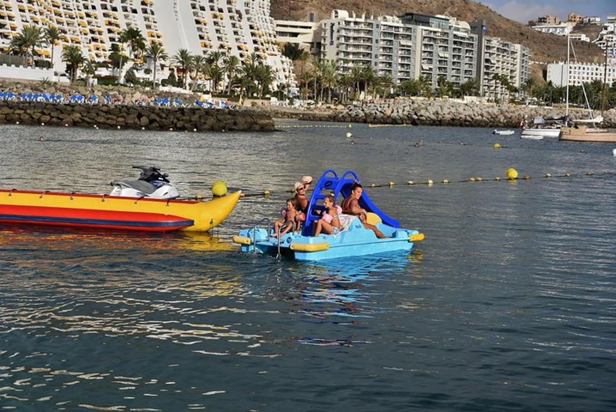 un grup de persones que viatgen en un vaixell inflable a l'aigua