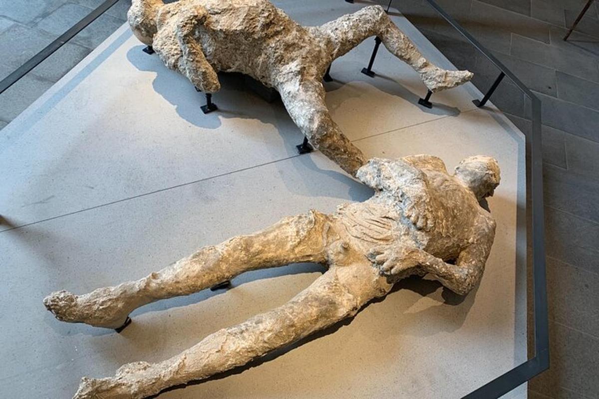 una estàtua d'un home estirat a terra