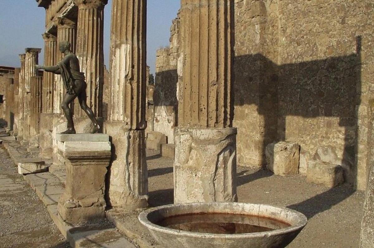 eine Statue eines Mannes, der an der Seite eines Gebäudes steht