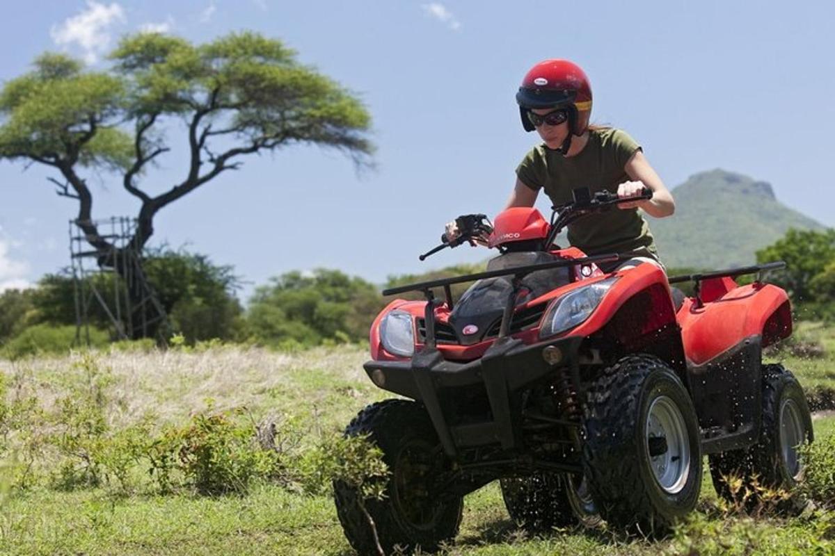 un uomo che guida un quad in un campo
