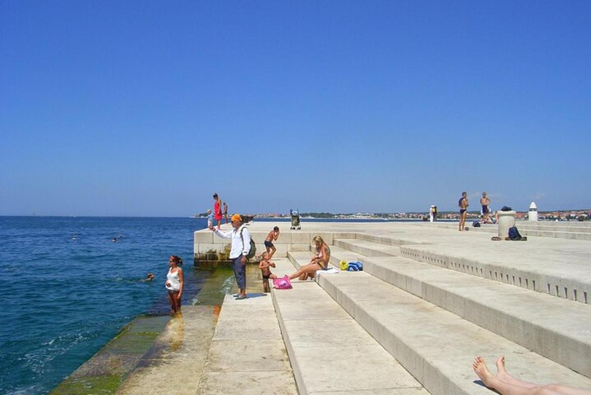 un gruppo di persone sul molo in spiaggia
