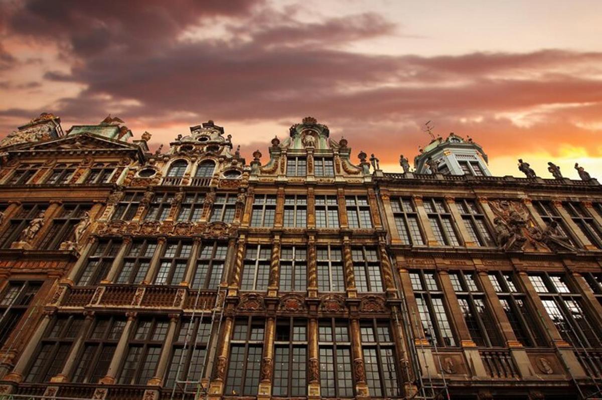 un gran edifici amb una posta de sol al fons