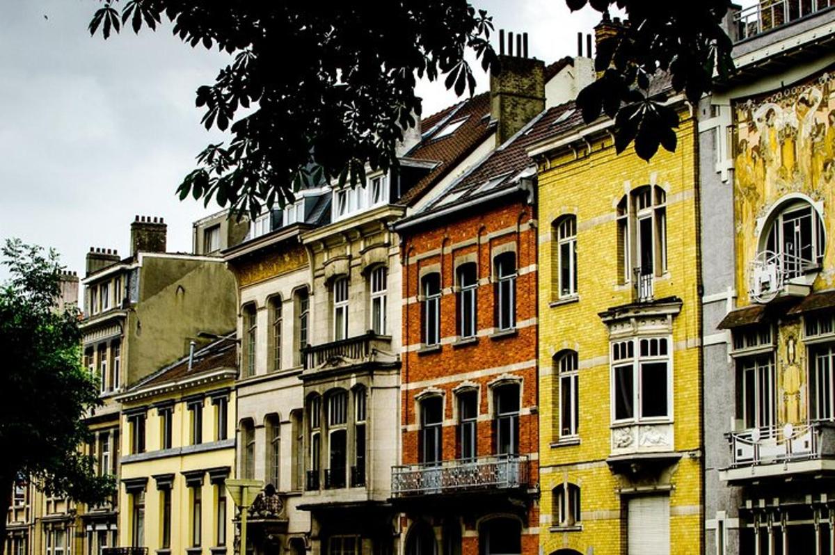 a group of buildings are lined up next to each other