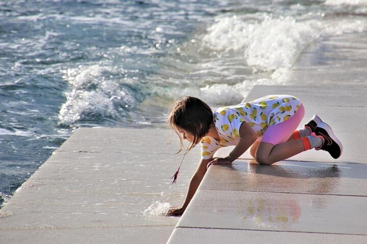 una bambina sta giocando sulla spiaggia