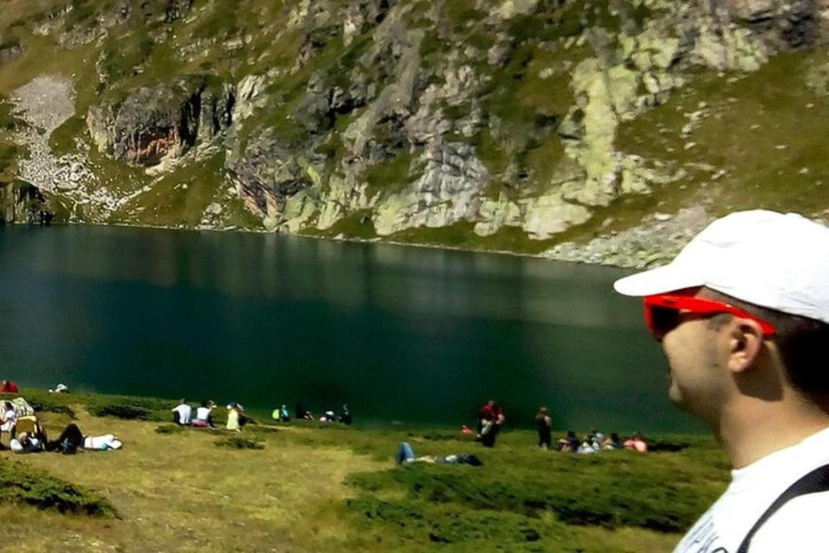 un hombre parado frente a un cuerpo de agua