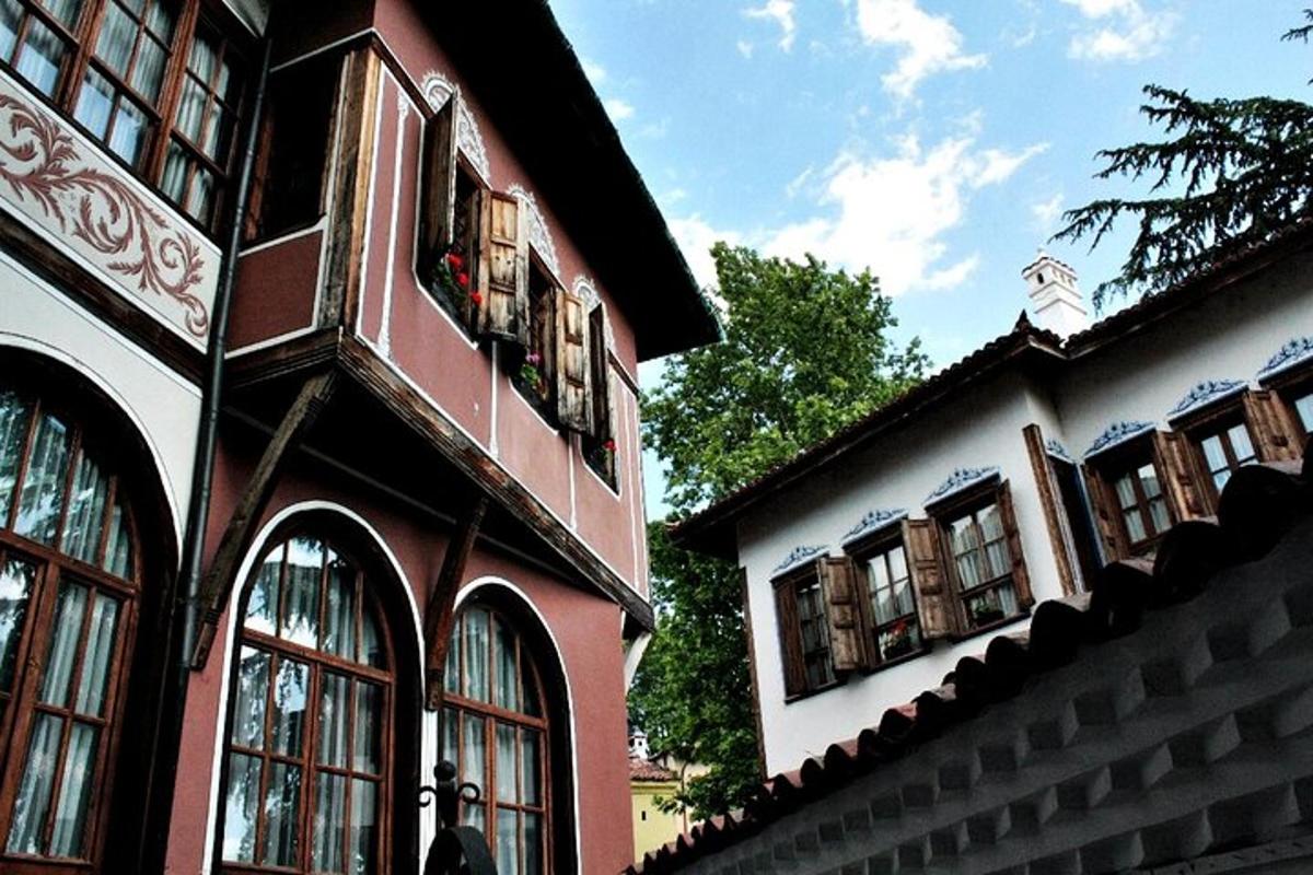 Un edificio con ventanas a los lados.