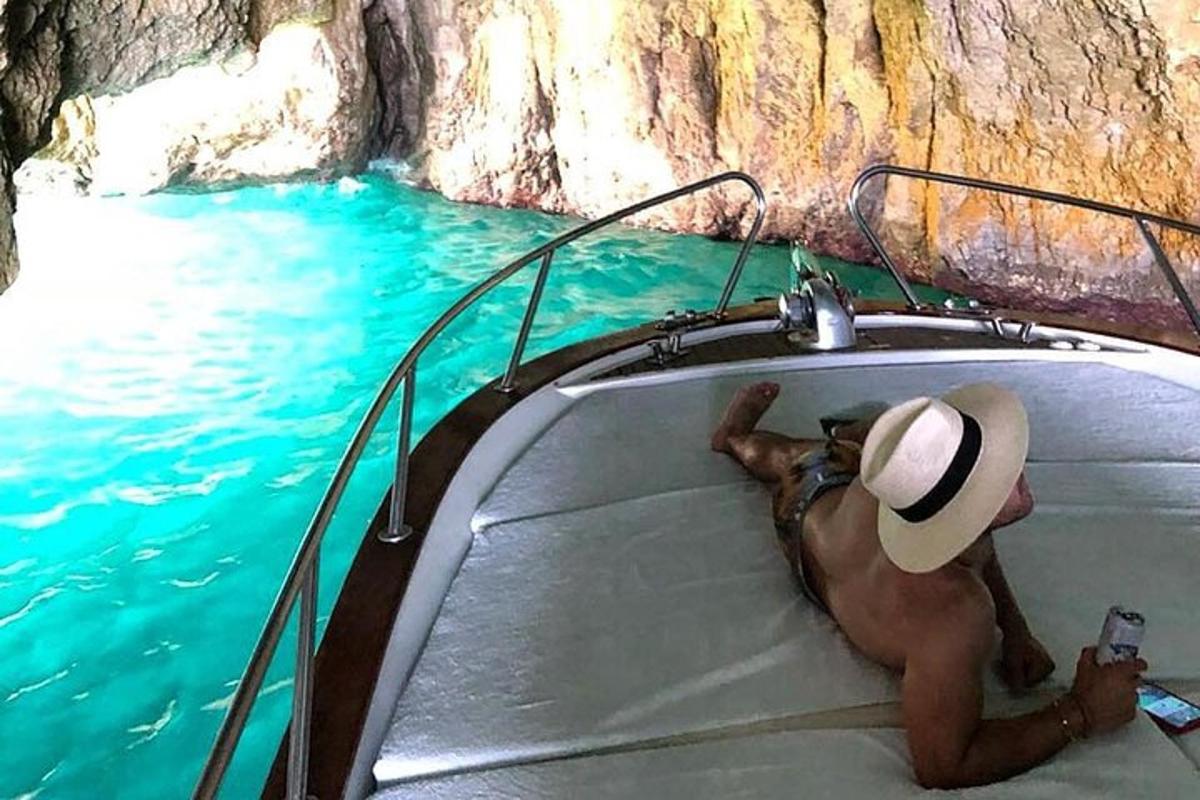 seekor anjing bertopi di dalam perahu di air
