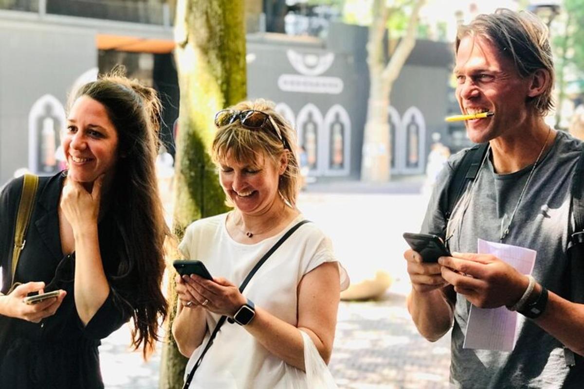 skupina lidí, kteří se dívají do svých mobilních telefonů
