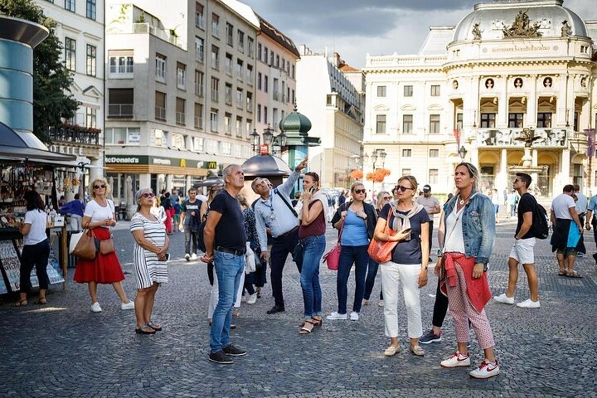 hópur fólks sem stendur á götu í borginni