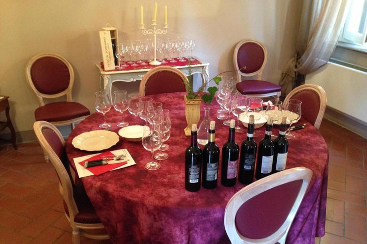 un tavolo con bottiglie di vino e bicchieri di vino sopra