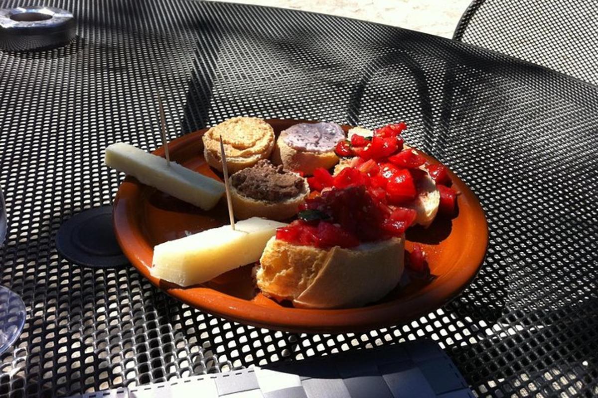 un piatto di cibo su un tavolo con formaggio e frutta