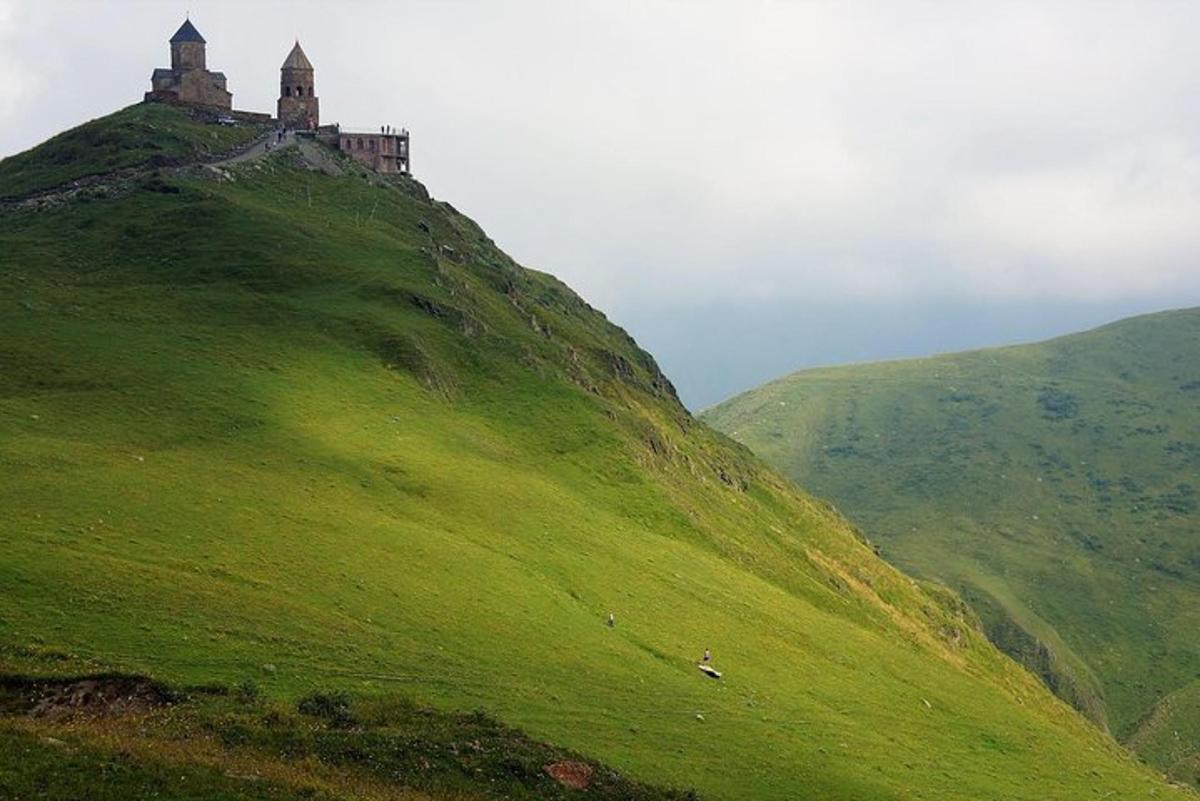 hrad na vrcholu zeleného kopce