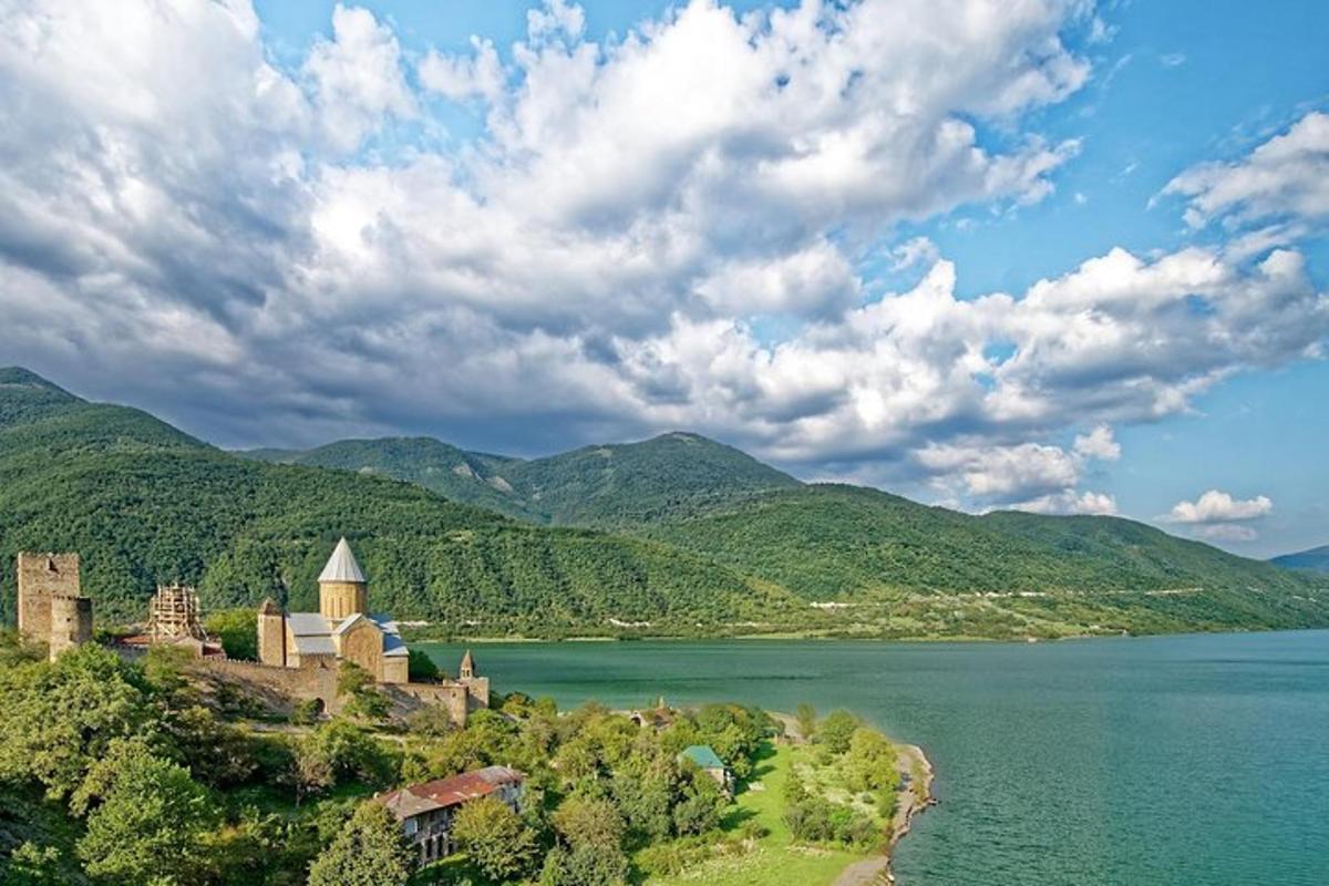 hrad na kopci u vodní plochy