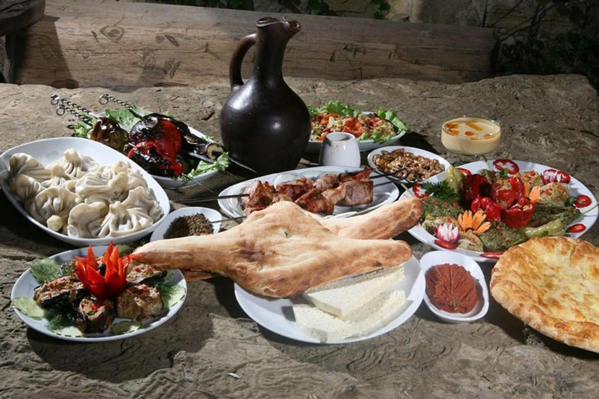 un tavolo con molti piatti di cibo sopra