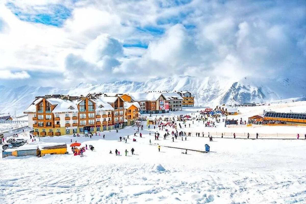 un gruppo di persone sulla neve di fronte a un resort