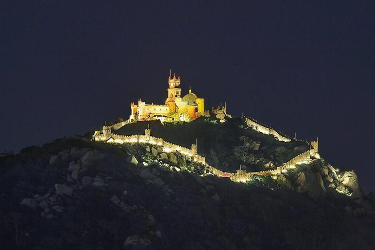 hrad na vrcholu hory v noci
