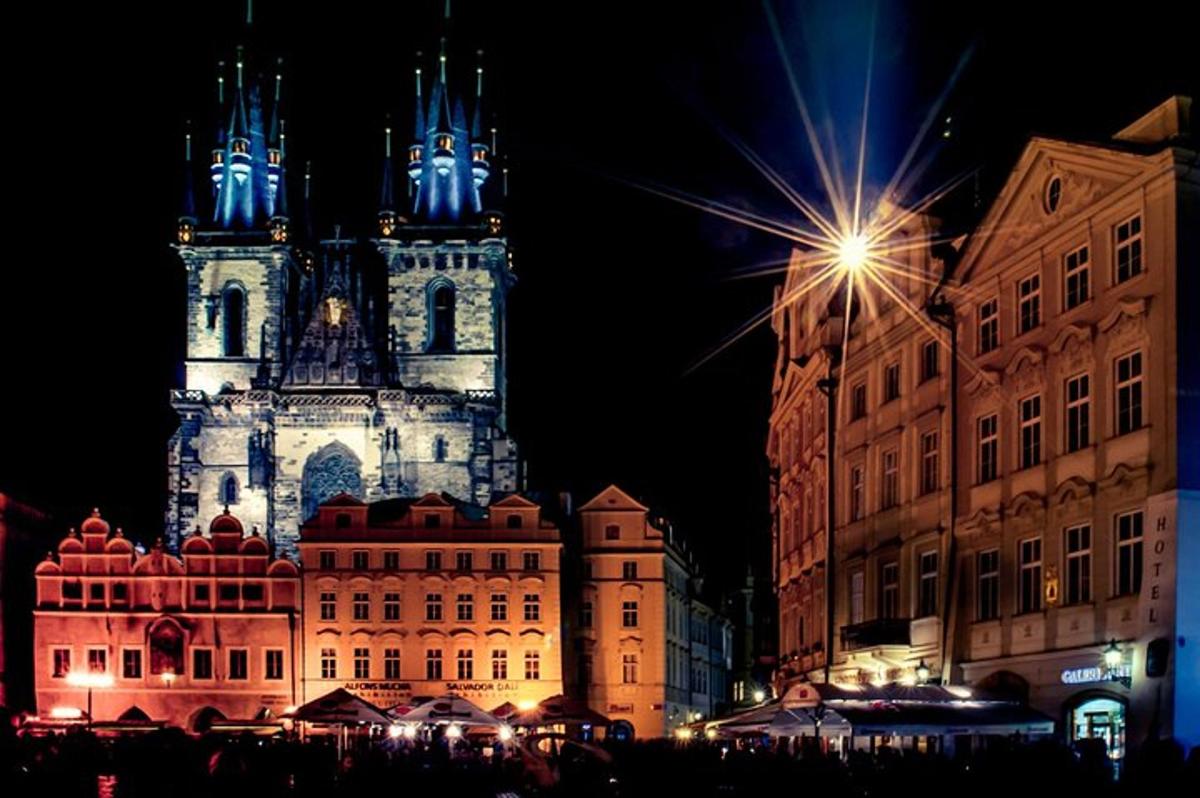 un grande edificio con una torre dell'orologio di notte