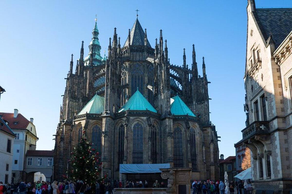 una grande cattedrale con un albero di Natale di fronte